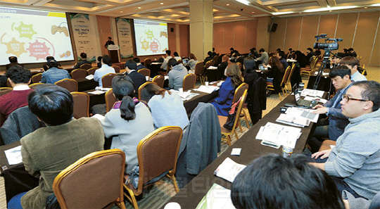 디지털타임스는 25일 국내 게임산업이 중국의 역습을 따돌리고 미래 시장을 선점하기 위한 전문가들의 해법을 한 자리에서 들어볼 수 있는 '2015 게임 콘퍼런스'를 서울 삼성동 코엑스에서 개최했다. '게임, 전선이 수상하다 -게임산업의 미래를 진단하다'를 주제로 열린 콘퍼런스에서 이정호 넷마블게임즈 사업본부장이 '중국의 역습, 한국게임의 나아갈 방향'을 주제로 발표하고 있다.  김민수기자 ultrartist@